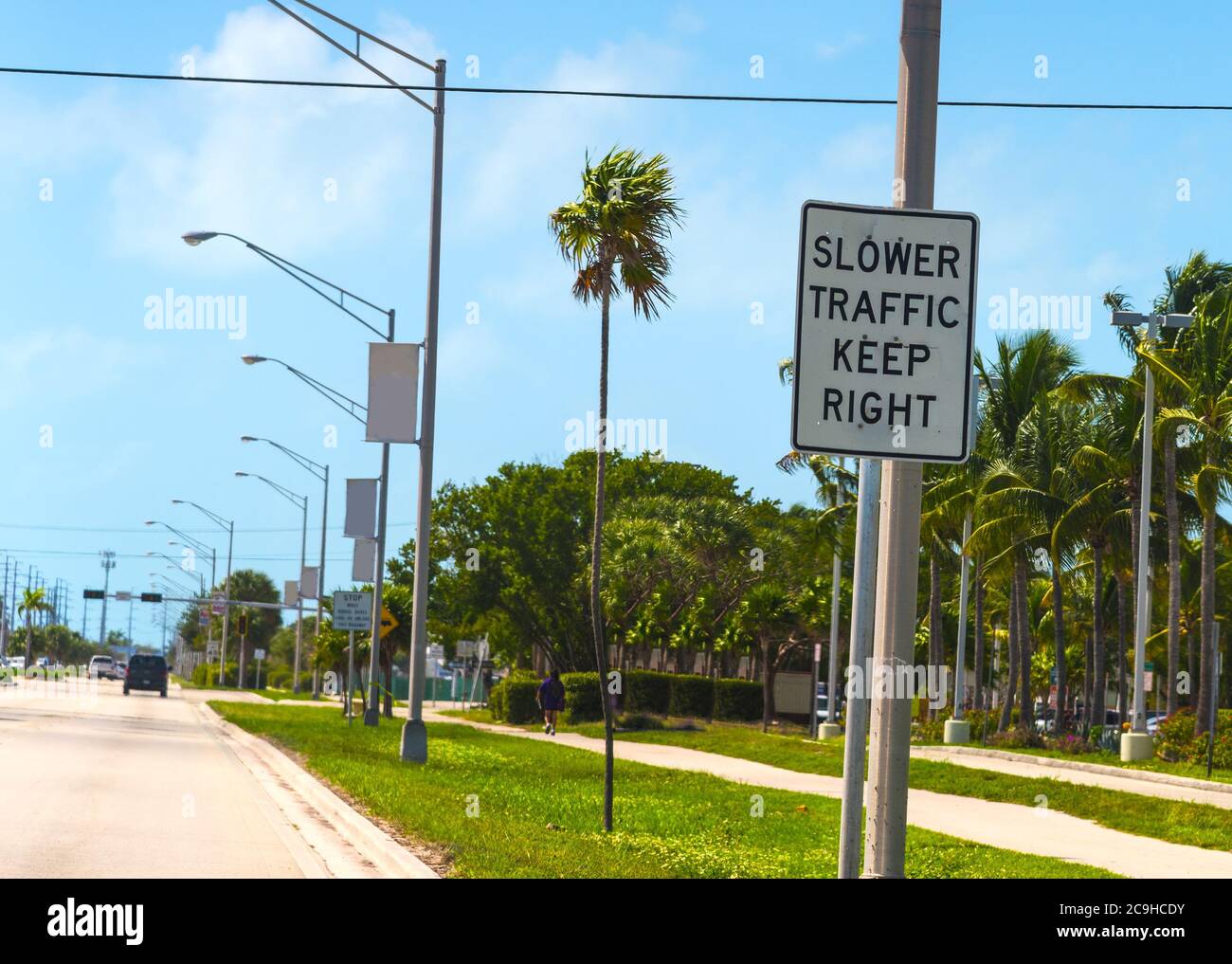 Langsamer Verkehr Halten Sie das Schild auf dem Overseas Highway in Marathon Key rechts. Südflorida, USA Stockfoto