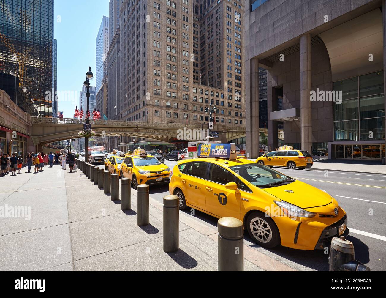 New York, USA - 30. Juni 2018: Geschäftige East 42nd Street am Grand Central Terminal an einem sonnigen Sommertag. Stockfoto