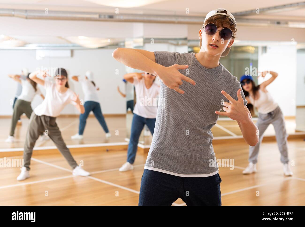 Portrait eines Teenagers, der Hip Hop in der Gruppentanzklasse aufführt Stockfoto