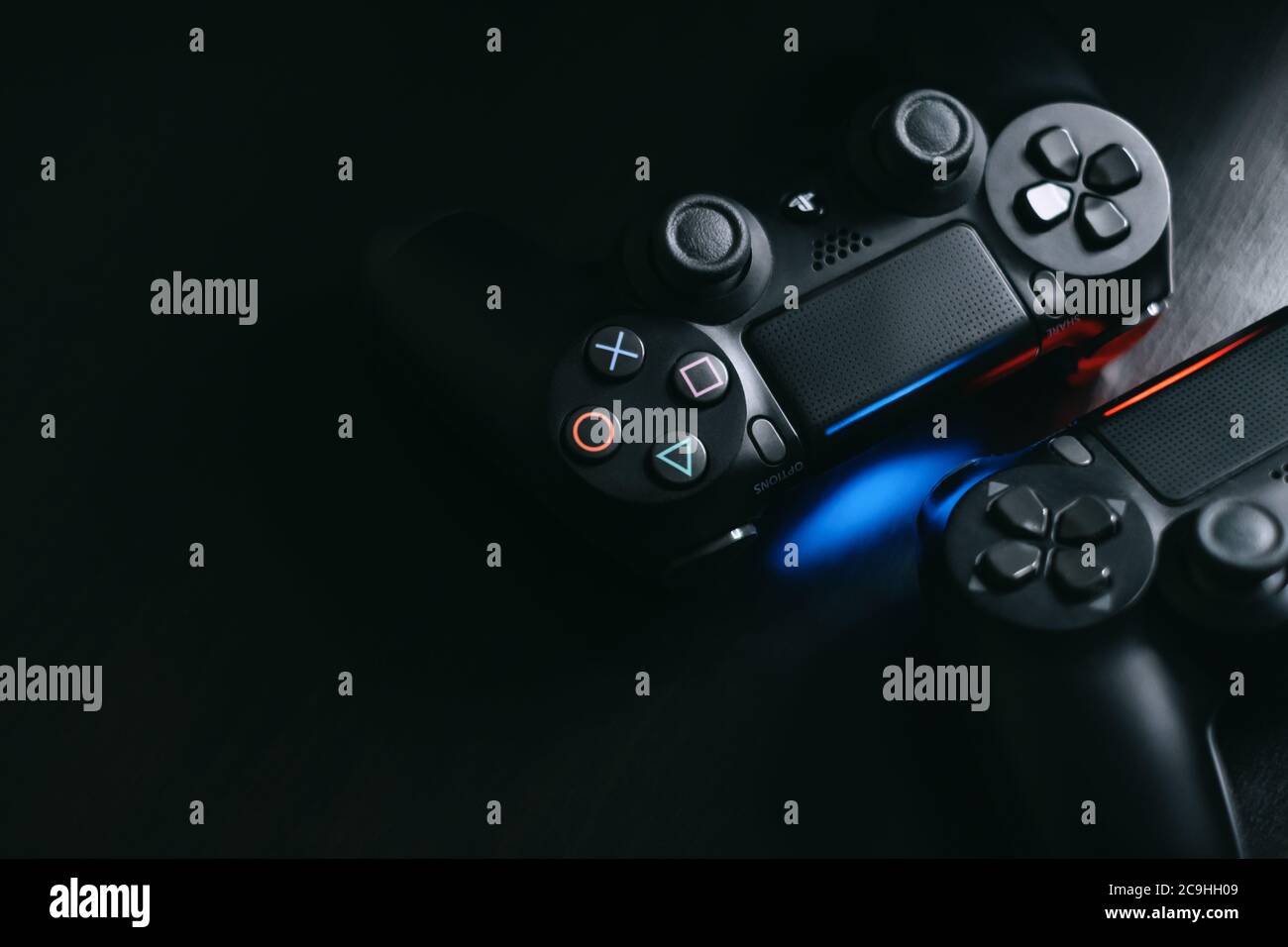 Sony PlayStation 4 Spiel Joysticks auf schwarzem Hintergrund mit Kopierplatz. Stockfoto