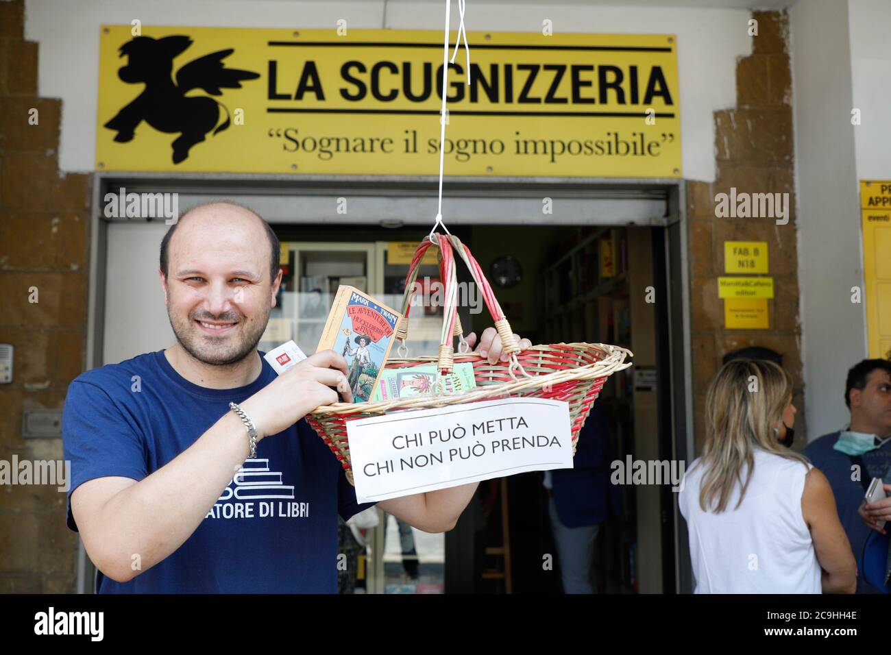 Neapel, Kampanien, Italien. Juli 2020. 07/31/2020 Neapel, der Minister für Universität und Forschung Gaetano Manfredi, heute Morgen Besuch der La Scugnizzeria Buchhandlung in Scampia.auf dem Foto, Rosario Esposito La Rossa Kredit: Fabio Sasso/ZUMA Wire/Alamy Live News Stockfoto