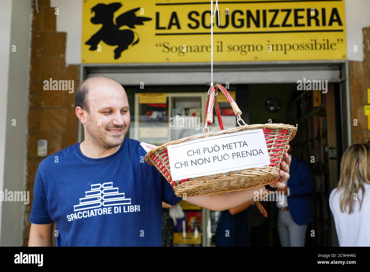 Neapel, Kampanien, Italien. Juli 2020. 07/31/2020 Neapel, der Minister für Universität und Forschung Gaetano Manfredi, heute Morgen Besuch der La Scugnizzeria Buchhandlung in Scampia.auf dem Foto, Rosario Esposito La Rossa Kredit: Fabio Sasso/ZUMA Wire/Alamy Live News Stockfoto