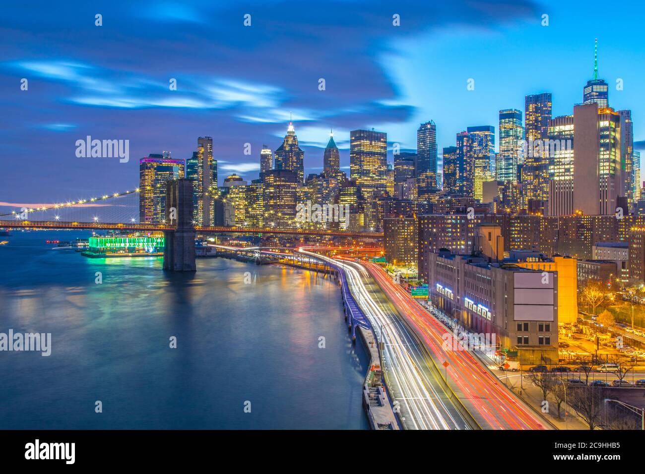 Blick auf Lower Manhattan, den FDR und die Brooklyn Bridge bei Sonnenuntergang, aufgenommen von der Manhattan Bridge Stockfoto