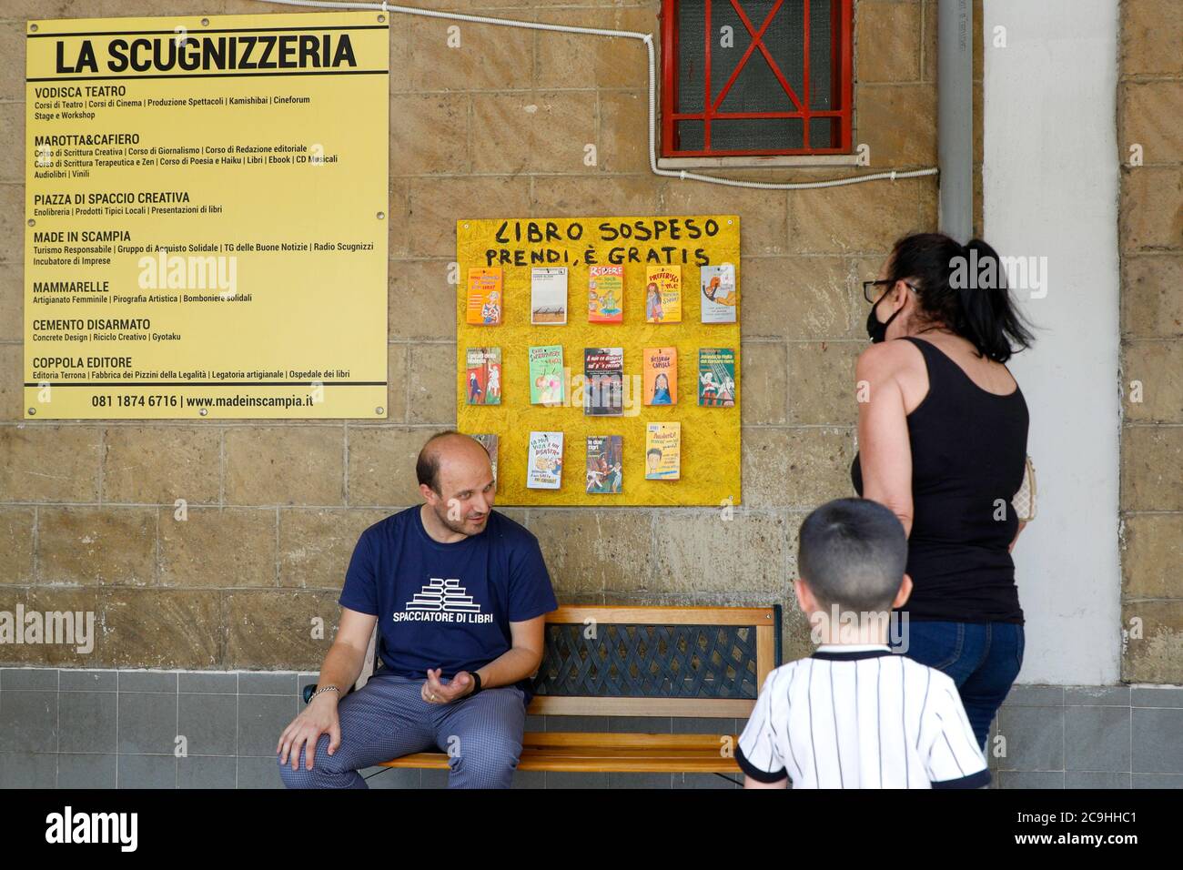 Neapel, Kampanien, Italien. Juli 2020. 07/31/2020 Neapel, der Minister für Universität und Forschung Gaetano Manfredi, heute Morgen Besuch der La Scugnizzeria Buchhandlung in Scampia.auf dem Foto, Rosario Esposito La Rossa Kredit: Fabio Sasso/ZUMA Wire/Alamy Live News Stockfoto