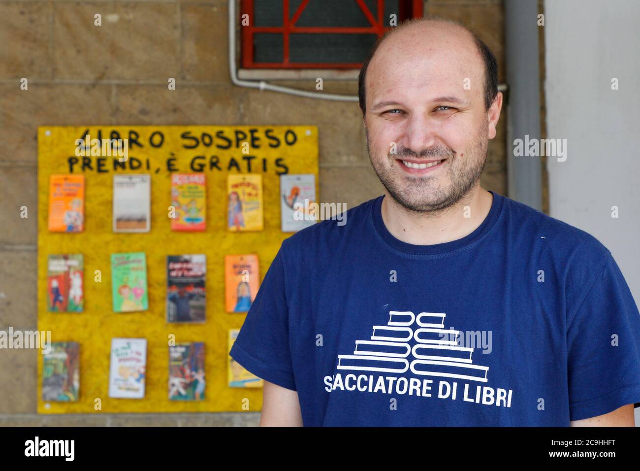 Neapel, Kampanien, Italien. Juli 2020. 07/31/2020 Neapel, der Minister für Universität und Forschung Gaetano Manfredi, heute Morgen Besuch der La Scugnizzeria Buchhandlung in Scampia.auf dem Foto, Rosario Esposito La Rossa Kredit: Fabio Sasso/ZUMA Wire/Alamy Live News Stockfoto