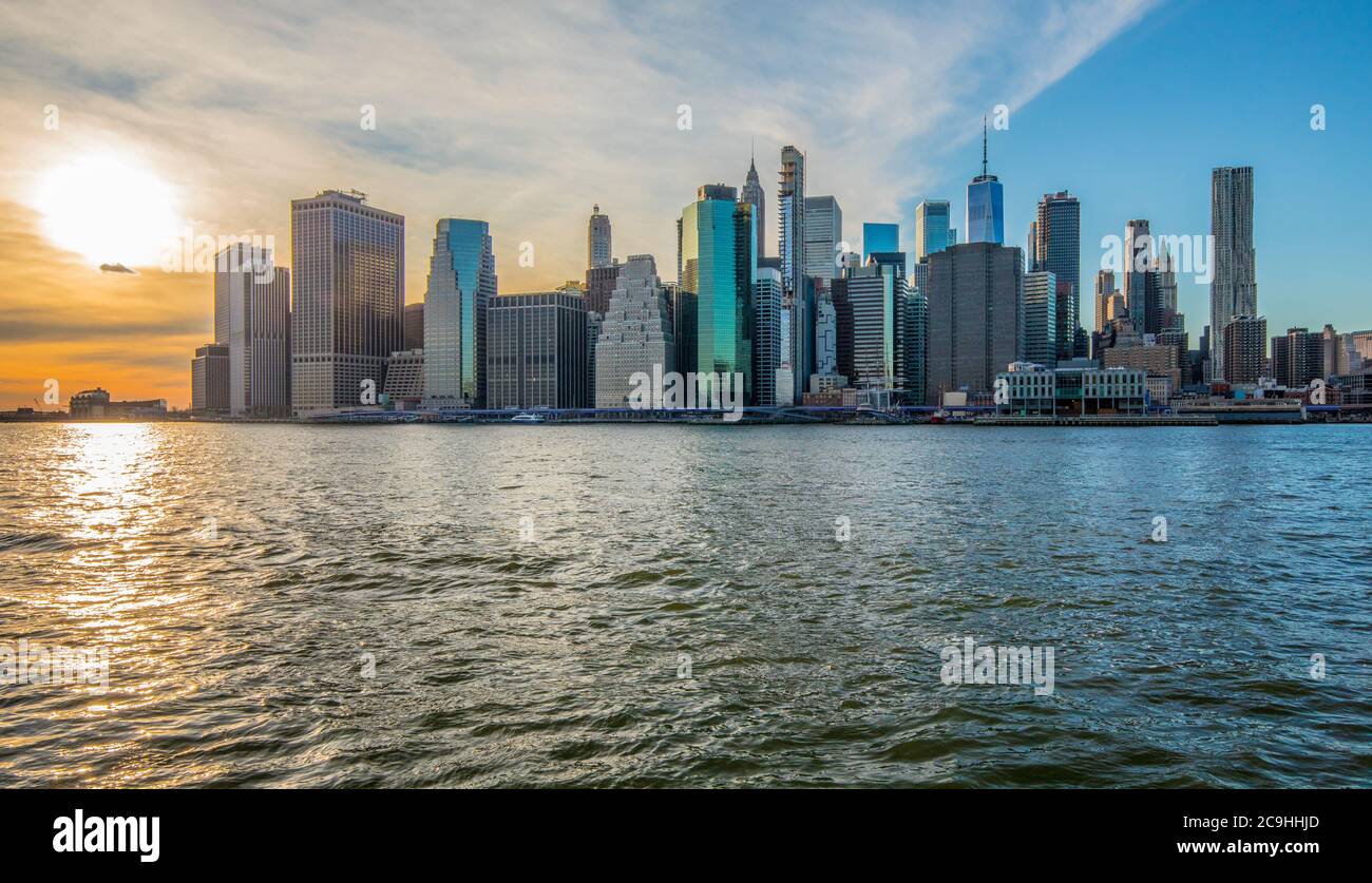 Sonnenuntergang am East River und New York Harbour, aufgenommen vom Brooklyn Bridge Park in DUMBO. New York City; Lower Manhattan; NYC Financial District Stockfoto