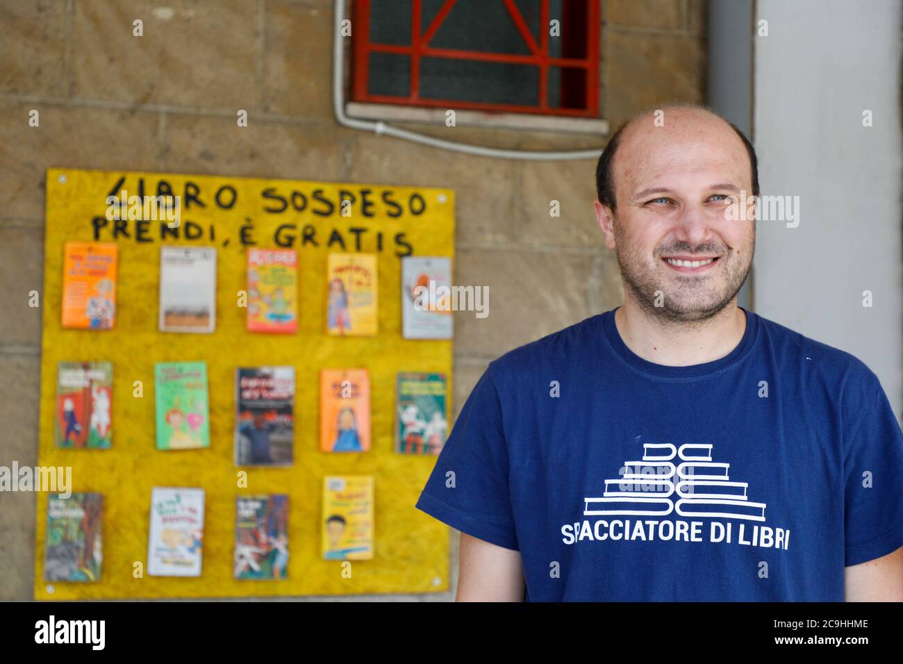 Neapel, Kampanien, Italien. Juli 2020. 07/31/2020 Neapel, der Minister für Universität und Forschung Gaetano Manfredi, heute Morgen Besuch der La Scugnizzeria Buchhandlung in Scampia.auf dem Foto, Rosario Esposito La Rossa Kredit: Fabio Sasso/ZUMA Wire/Alamy Live News Stockfoto