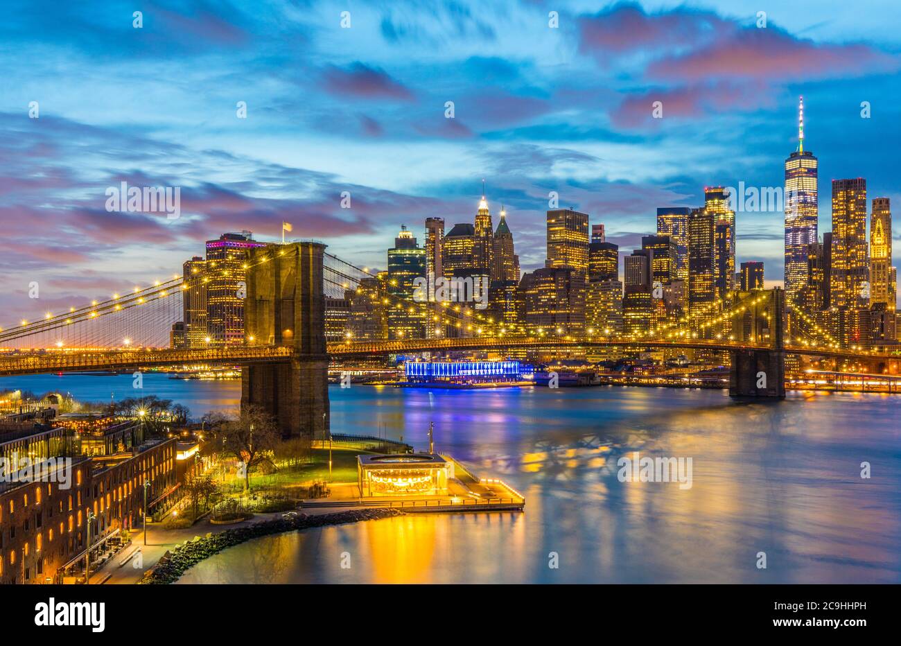 Blick auf die Brooklyn Bridge und die Skyline von Lower Manhattan bei Sonnenuntergang von der Manhattan Bridge; New York, NY Stockfoto