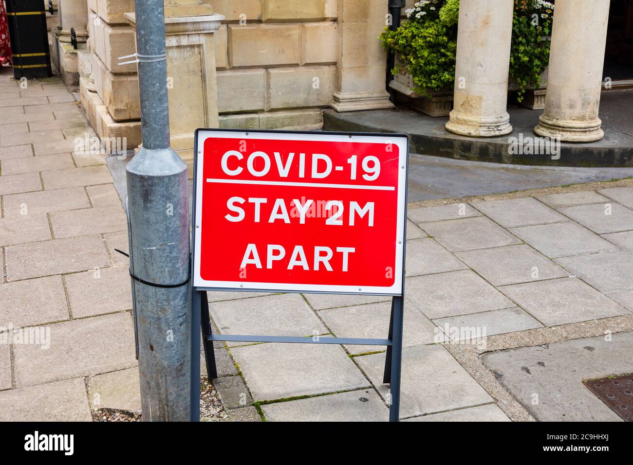 „Covid 19 stay 2m apart“ rotes Schild. Clifton, Bristol, England. Juli 2020 Stockfoto