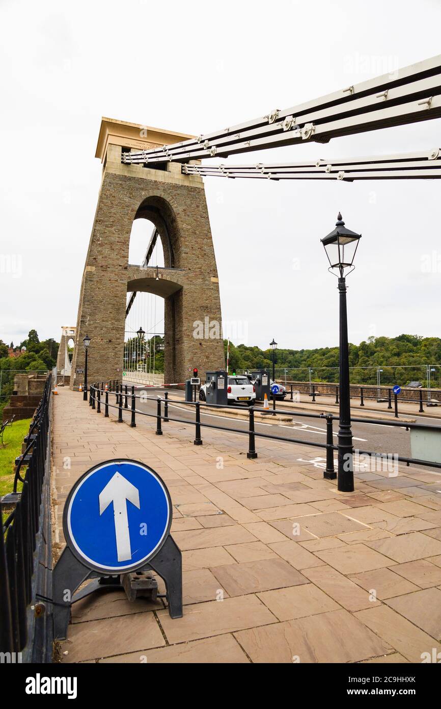 Schilder für einbahnigen Fußgängerverkehr während covid 19 auf Isambard Kingdom Brunel Clifton Hängebrücke über die Avon Gorge, zwischen Clifton und Lei Stockfoto