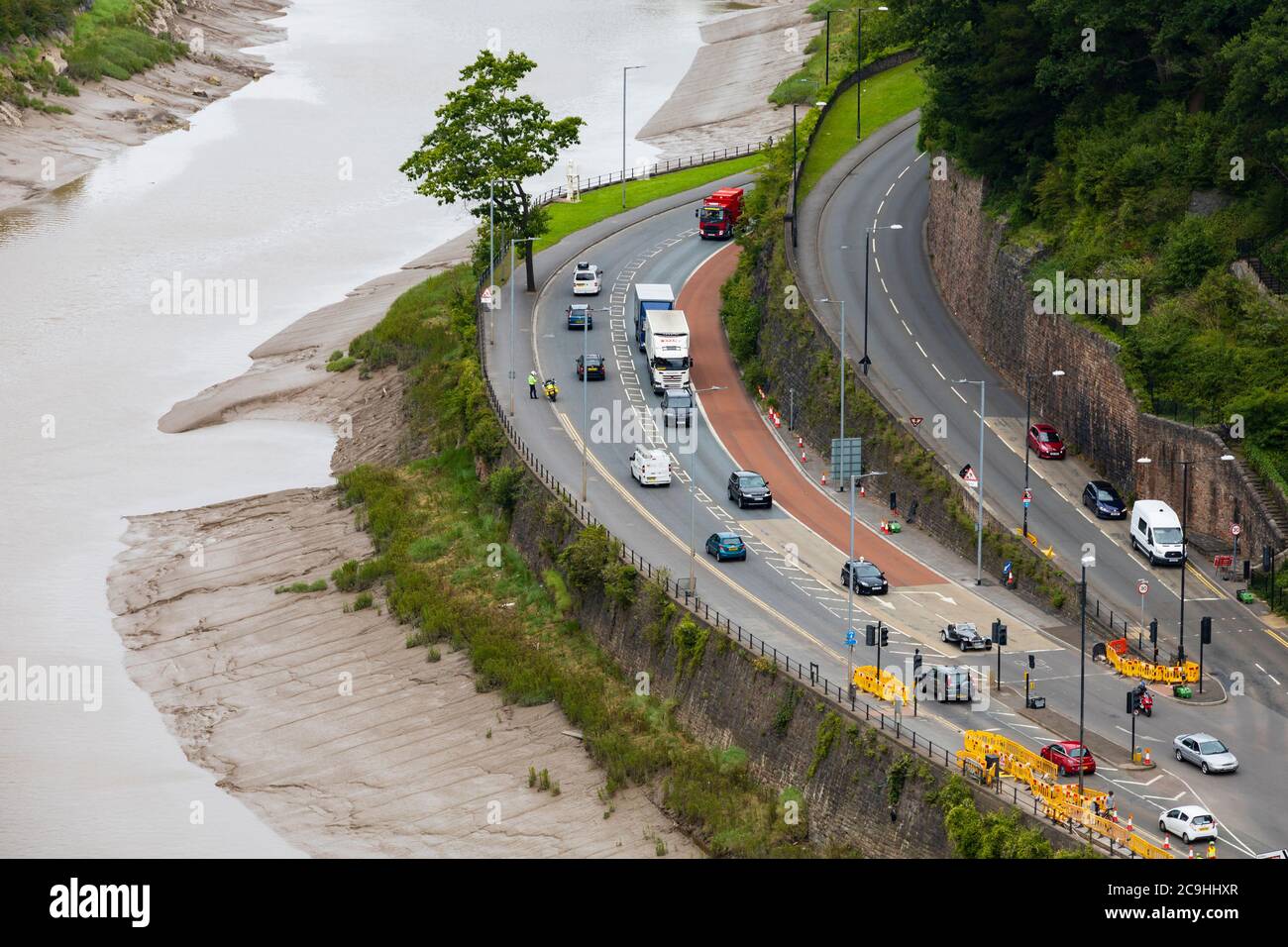 Blick auf die A4 in der Avon-Schlucht von oben. Isambard Kingdom Brunel Clifton Hängebrücke über die Avon Gorge, zwischen Clifton und Leigh Woods in Nor Stockfoto