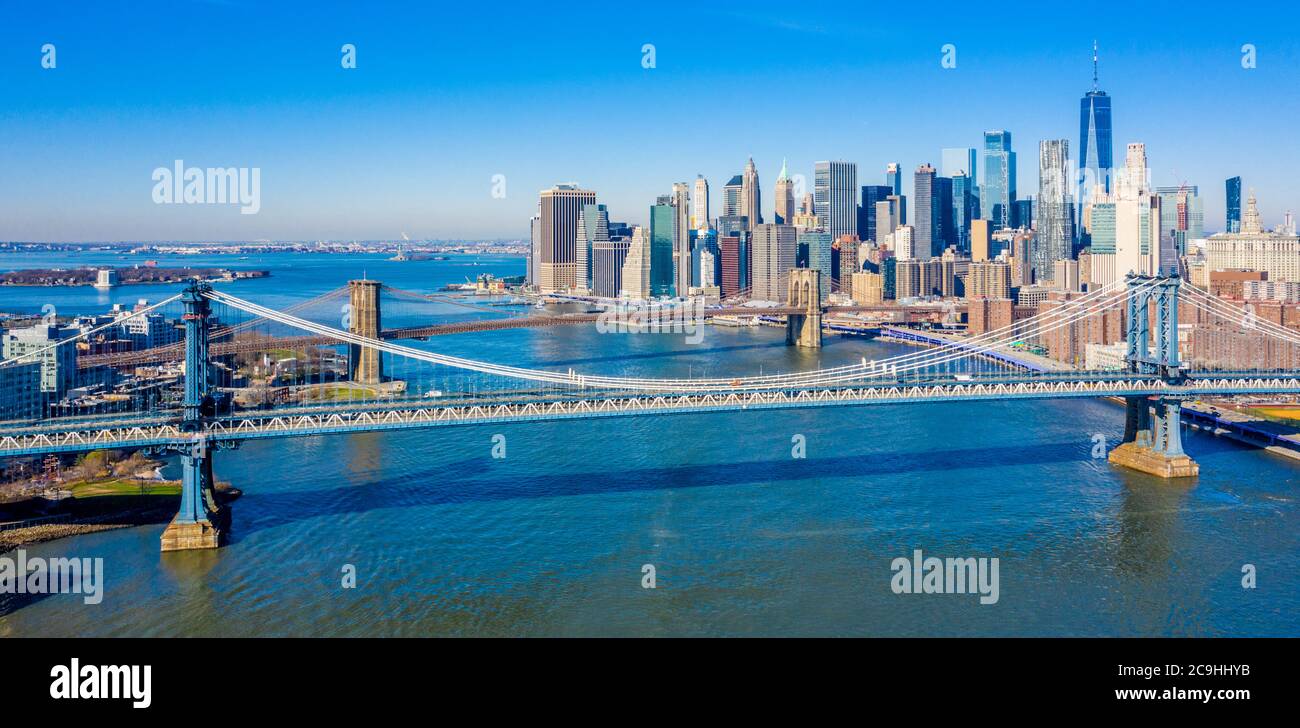Luftaufnahme der Brooklyn und Manhattan Brücken mit der Lower Manhattan Skyline im Hintergrund entlang des East River nahe Brooklyn Bridge Park Stockfoto