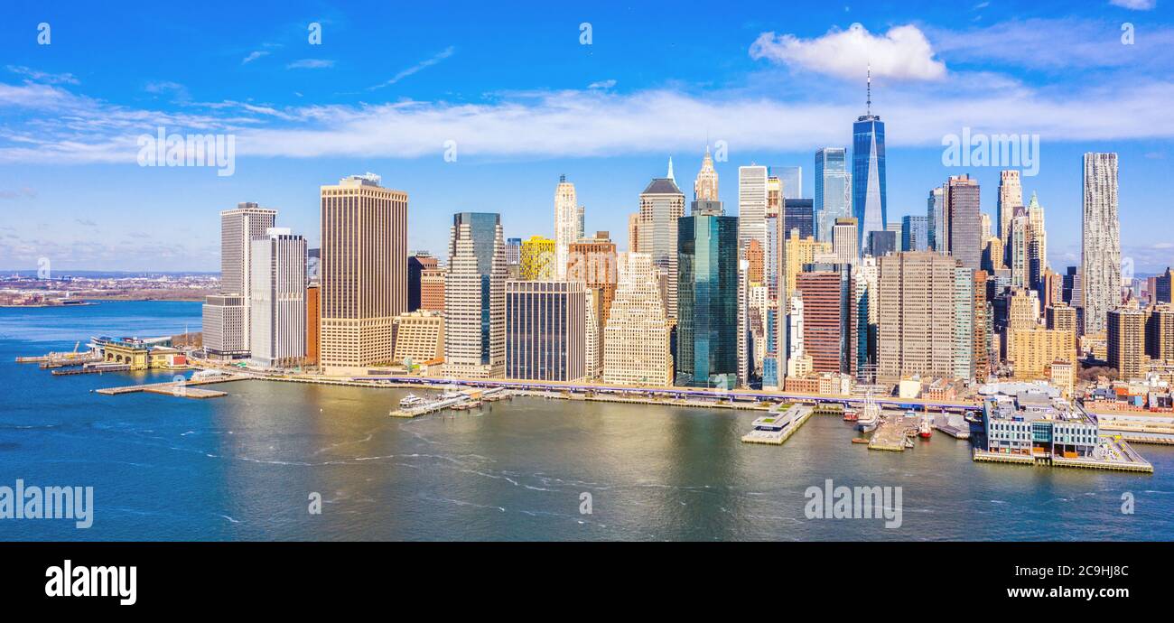 Luftaufnahme der Skyline des New York City Financial District (FiDi) von der anderen Seite des East River im Brooklyn Bridge Park Stockfoto