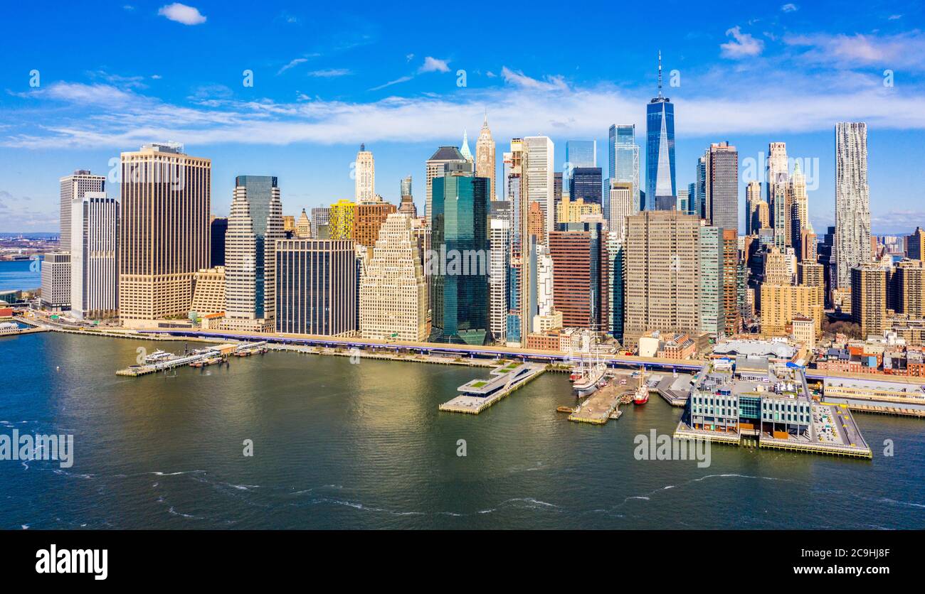 Luftaufnahme der Skyline des New York City Financial District (FiDi) von der anderen Seite des East River im Brooklyn Bridge Park Stockfoto