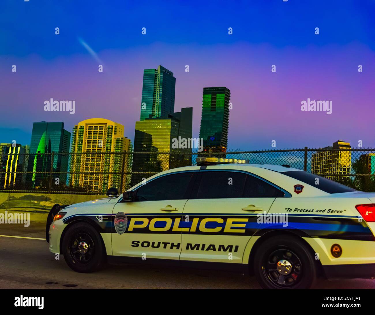 Polizeiauto in Miami bei Sonnenuntergang. Südflorida, USA Stockfoto