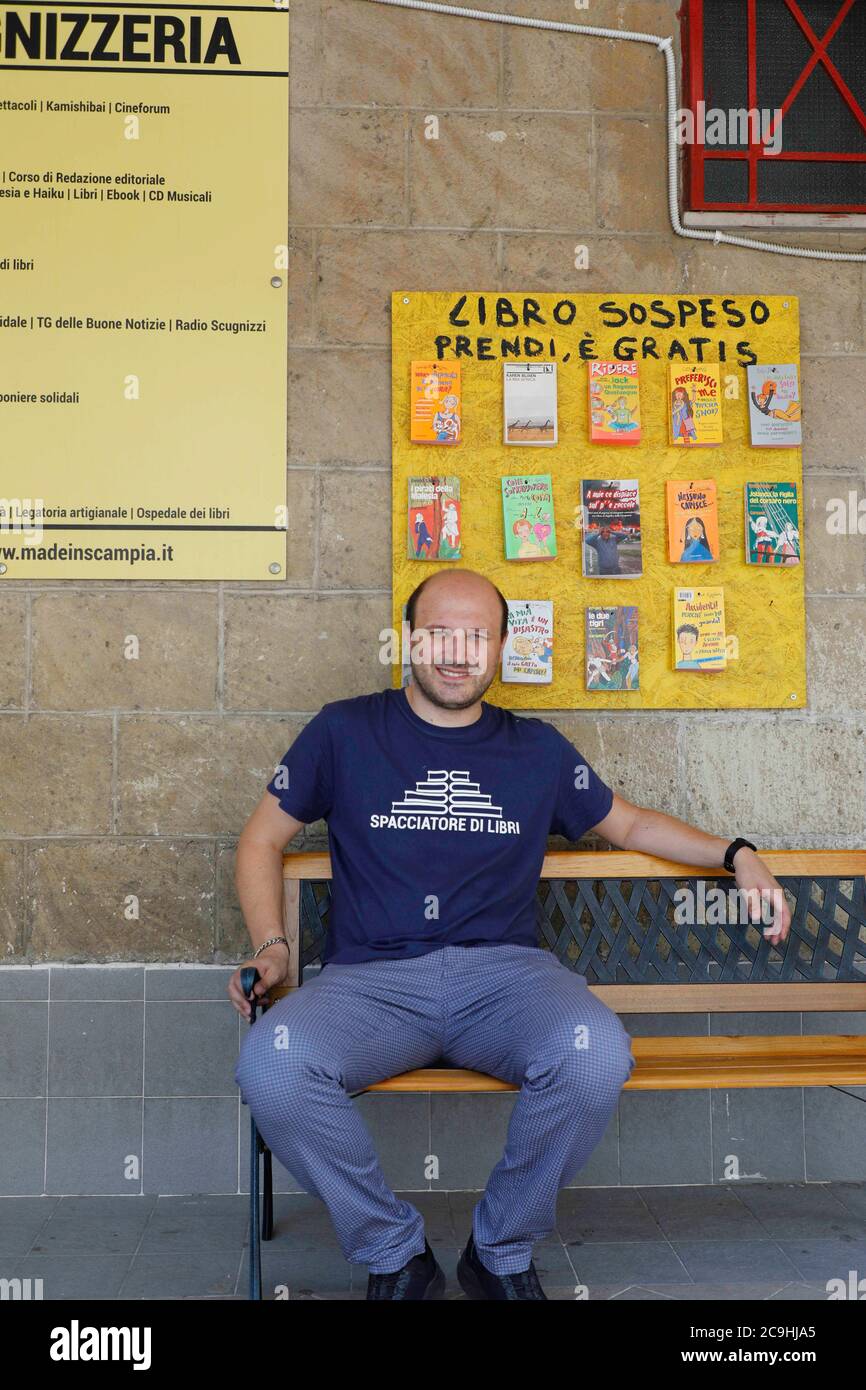 Neapel, Kampanien, Italien. Juli 2020. 07/31/2020 Neapel, der Minister für Universität und Forschung Gaetano Manfredi, heute Morgen Besuch der La Scugnizzeria Buchhandlung in Scampia.auf dem Foto, Rosario Esposito La Rossa Kredit: Fabio Sasso/ZUMA Wire/Alamy Live News Stockfoto