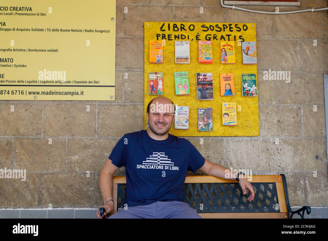Neapel, Kampanien, Italien. Juli 2020. 07/31/2020 Neapel, der Minister für Universität und Forschung Gaetano Manfredi, heute Morgen Besuch der La Scugnizzeria Buchhandlung in Scampia.auf dem Foto, Rosario Esposito La Rossa Kredit: Fabio Sasso/ZUMA Wire/Alamy Live News Stockfoto