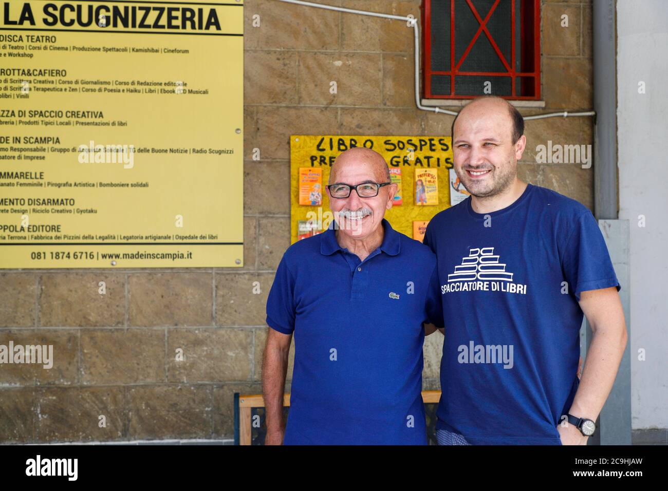 Neapel, Kampanien, Italien. Juli 2020. 07/31/2020 Neapel, der Minister für Universität und Forschung Gaetano Manfredi, heute Morgen Besuch der La Scugnizzeria Buchhandlung in Scampia.auf dem Foto, Rosario Esposito La Rossa Kredit: Fabio Sasso/ZUMA Wire/Alamy Live News Stockfoto