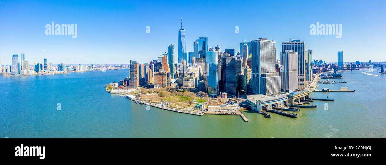 Luftaufnahme der Skyline von Lower Manhattan vom New York Harbour aus gesehen mit Blick nach Norden mit Blick auf den Osten und den Hudson River Stockfoto