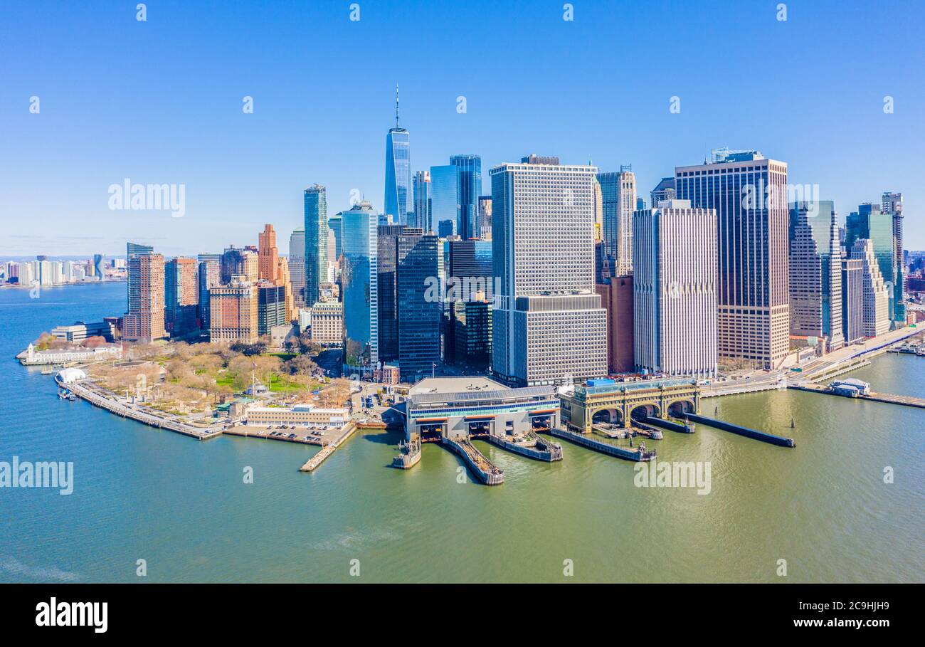 Luftaufnahme der Skyline von Lower Manhattan vom New York Harbour aus gesehen mit Blick nach Norden mit Blick auf den Osten und den Hudson River Stockfoto