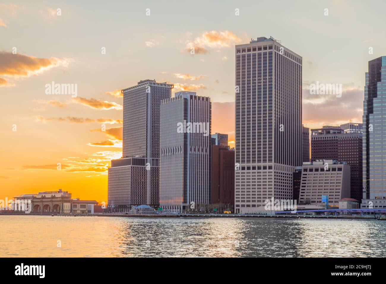Blick auf die Wolkenkratzer des New York City Financial District bei Sonnenuntergang, aufgenommen vom Brooklyn Bridge Park in DUMBO Stockfoto