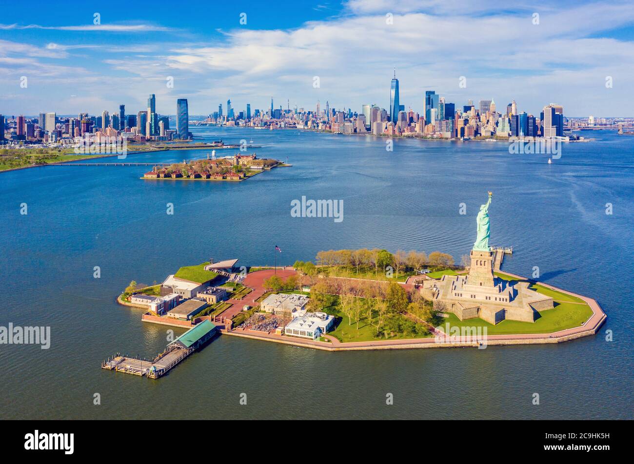 Luftaufnahme der Freiheitsstatue vom New York Hafen mit Blick auf Ellis Island, Jersey City und die Skyline von Lower Manhattan Stockfoto