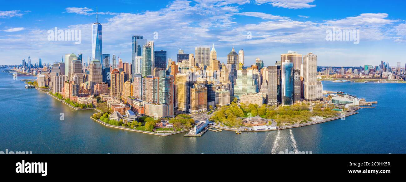 Luftaufnahme der Skyline von Lower Manhattan entlang des New York Harbour und des Hudson River vom Liberty State Park in Jersey City, New Jersey Stockfoto