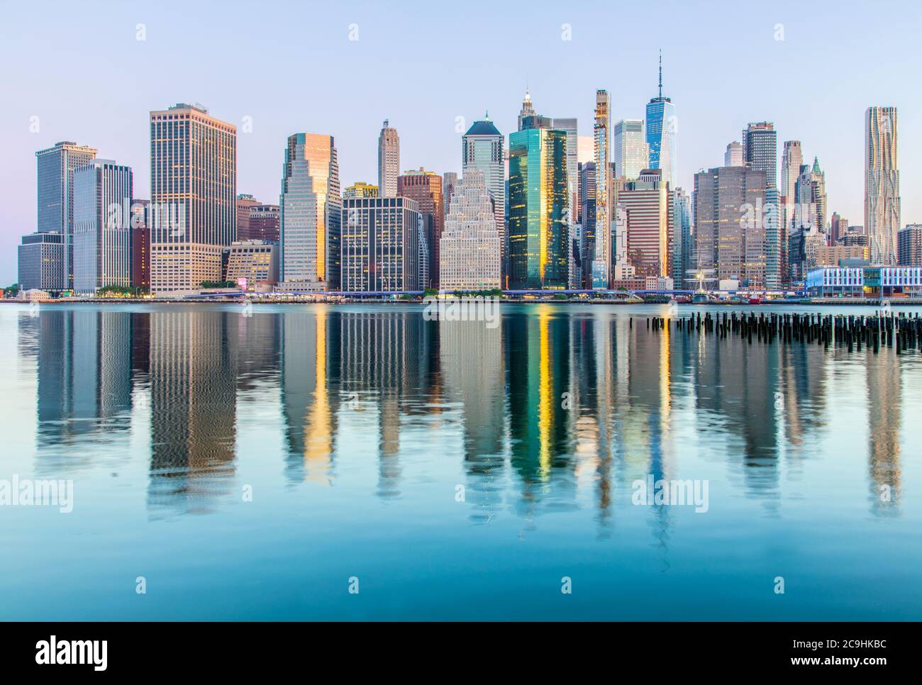 Sonnenaufgang über Lower Manhattan; frühmorgendliche Reflexionen im East River; New York, NY Stockfoto