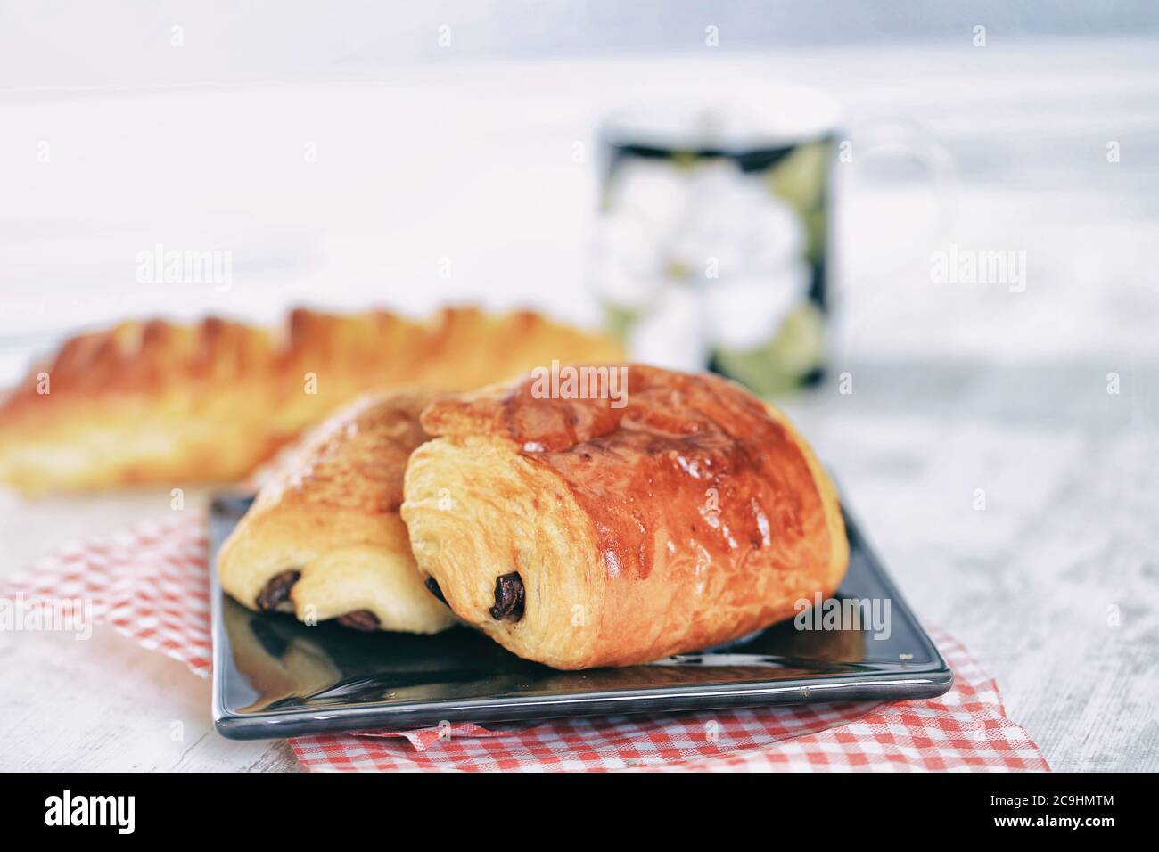 Pain au Chocolat, französisches Schokoladenbrot, Tradition, EINE Nahaufnahme von frisch gebackenem Schokoladenbrot Stockfoto