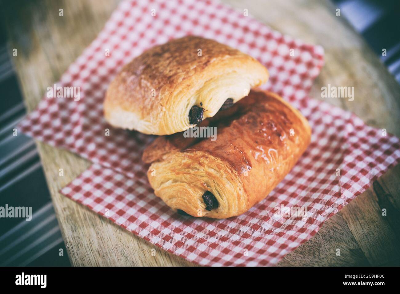 Pain au Chocolat, französisches Schokoladenbrot, Tradition, EINE Nahaufnahme von frisch gebackenem Schokoladenbrot Stockfoto