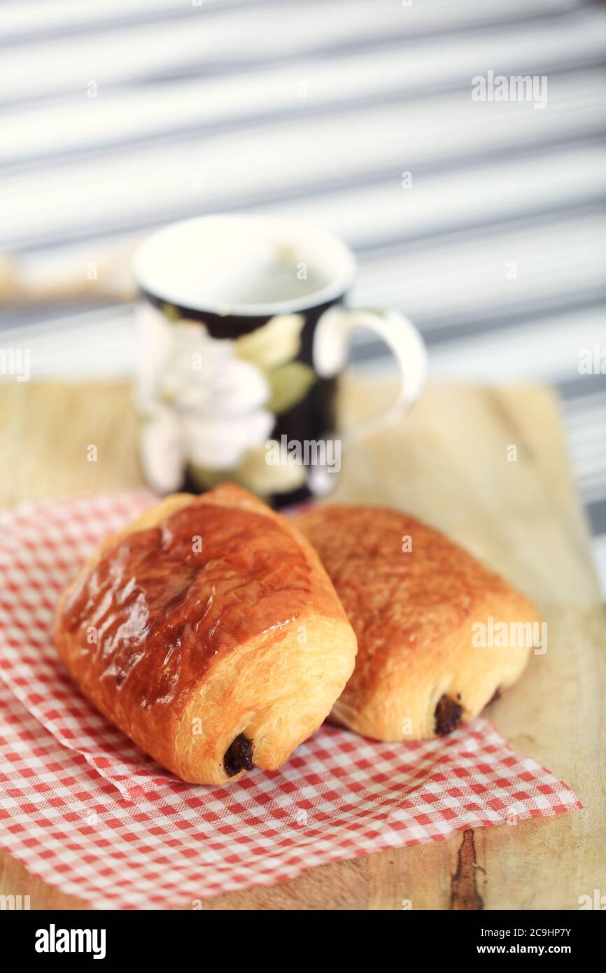 Pain au Chocolat, französisches Schokoladenbrot, Tradition, EINE Nahaufnahme von frisch gebackenem Schokoladenbrot Stockfoto