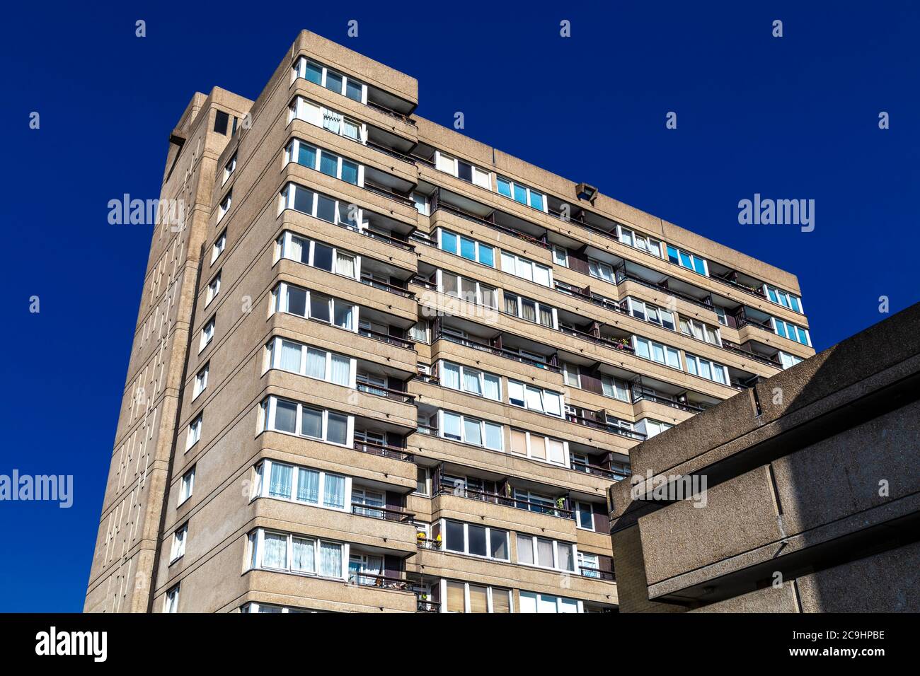 Außenansicht des brutalistischen Stils Glenkerry House auf dem Brownfield Estate, Poplar, London, Großbritannien Stockfoto