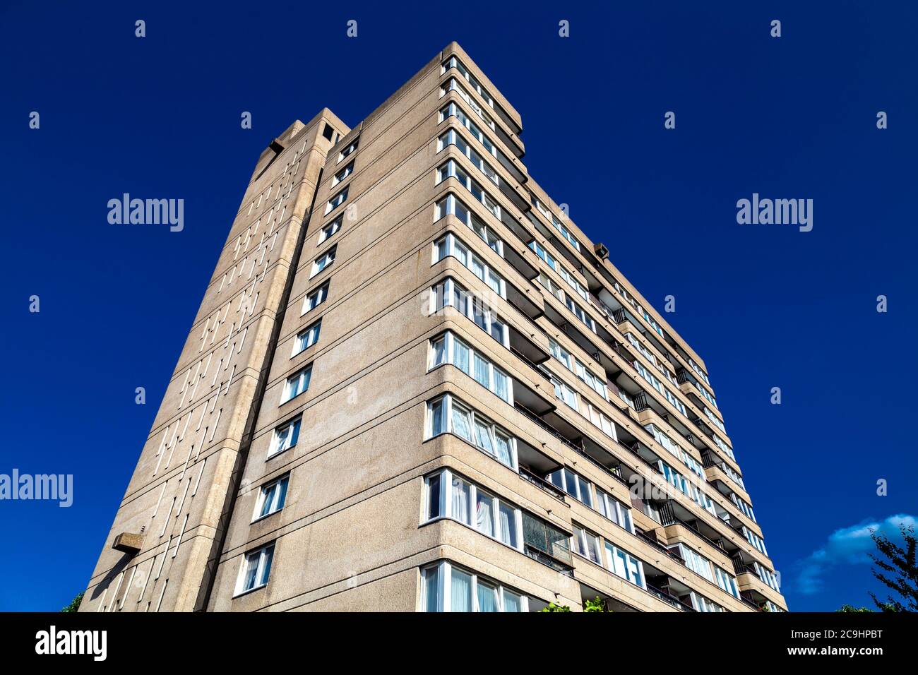 Außenansicht des brutalistischen Stils Glenkerry House auf dem Brownfield Estate, Poplar, London, Großbritannien Stockfoto
