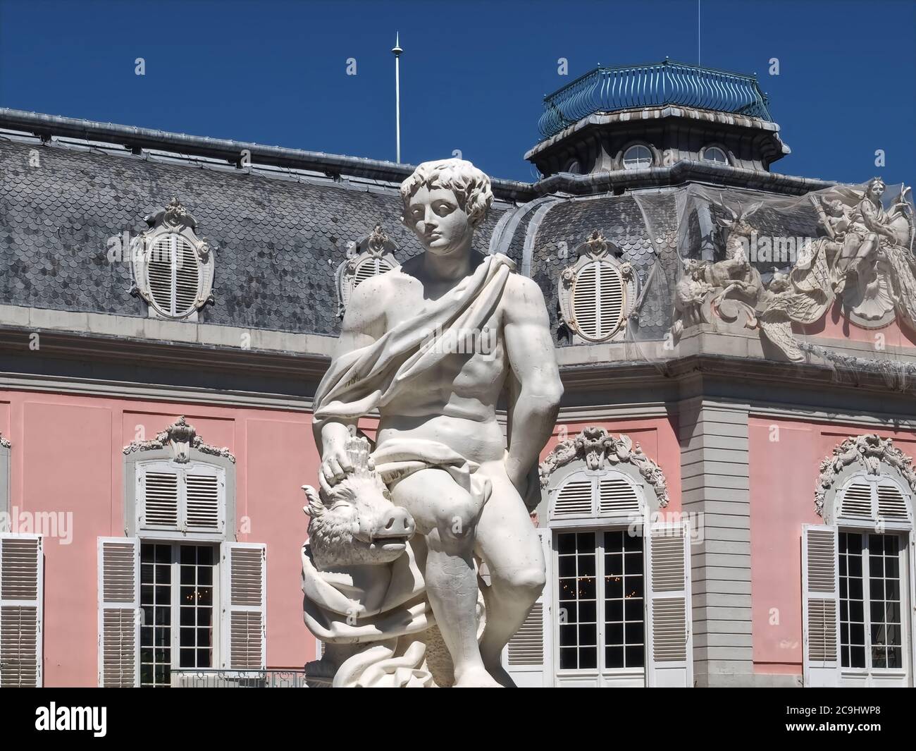 Romantisches rosa Schloss in Düsseldorf Schloss Benrath mit einem schönen Park und beeindruckenden Skulpturen Stockfoto