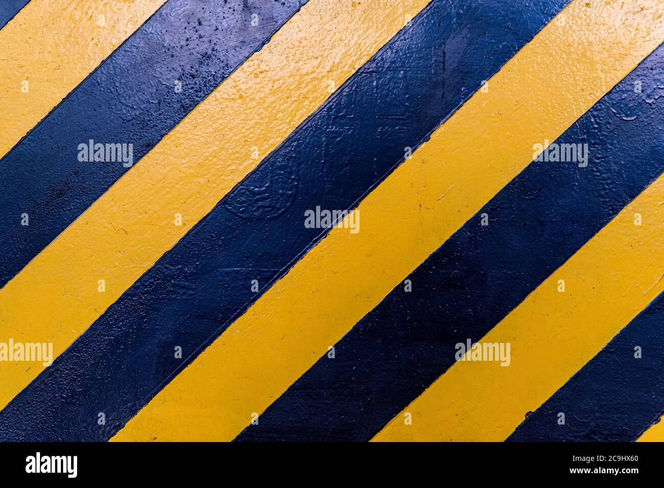 Schwarz-gelbe Streifen an der Wand. Warnschild Stockfoto