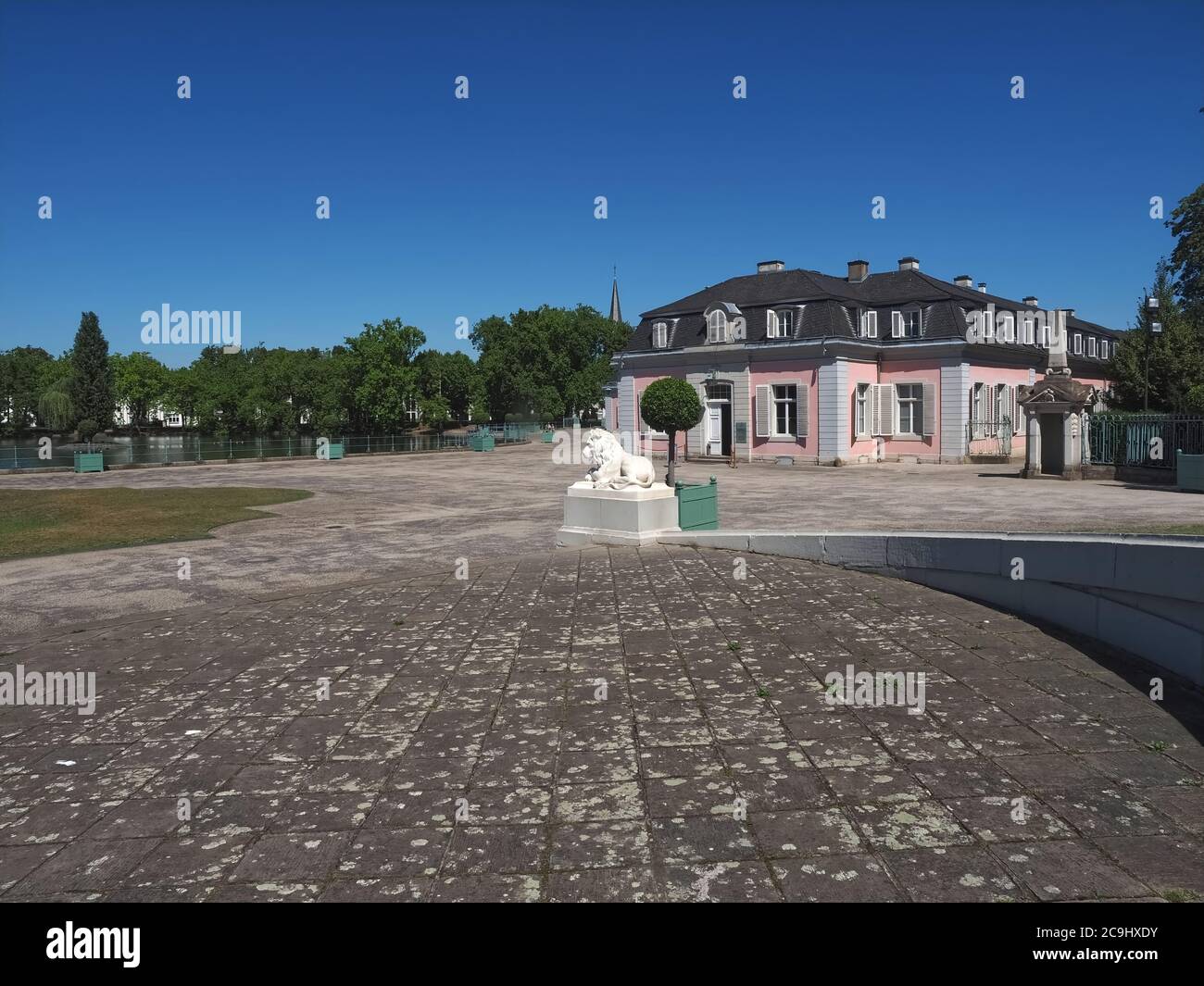 Romantisches rosa Schloss in Düsseldorf Schloss Benrath mit einem schönen Park und beeindruckenden Skulpturen Stockfoto