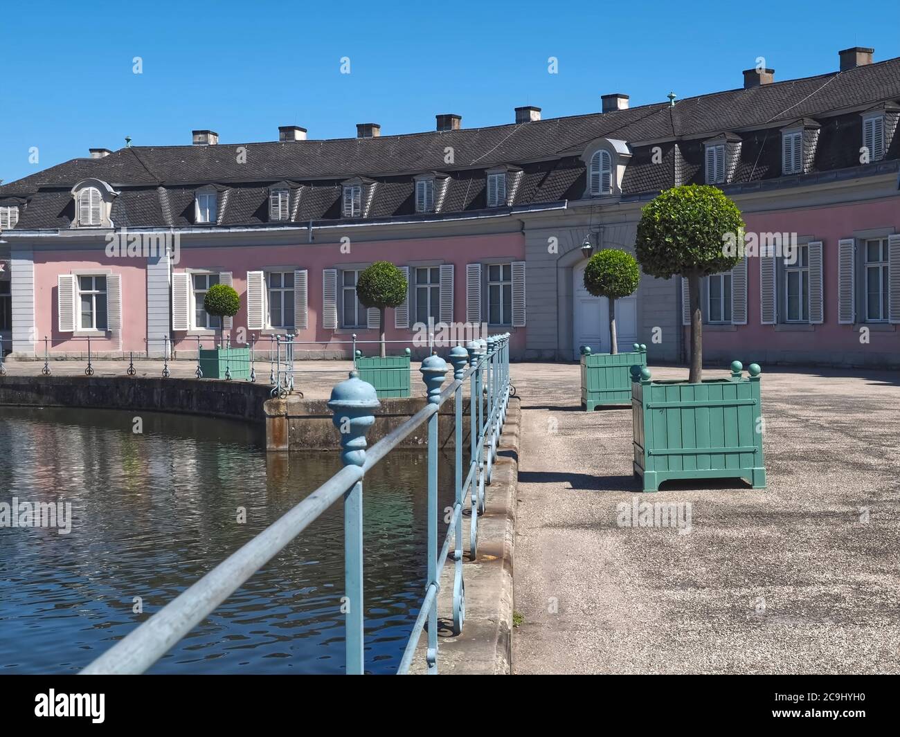 Romantisches rosa Schloss in Düsseldorf Schloss Benrath mit einem schönen Park und beeindruckenden Skulpturen Stockfoto