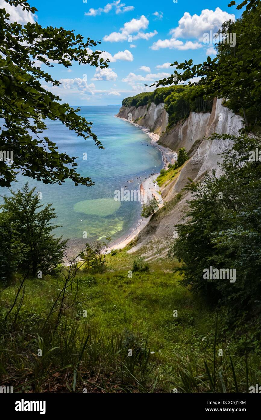 Kreidefelsen umrahmt von Bäumen aus dem berühmten Aussichtspunkt "Ernst-Moritz-Arndt-Sicht" am Hochuferweg im Nationalpark Jasmund, Rügen. Stockfoto