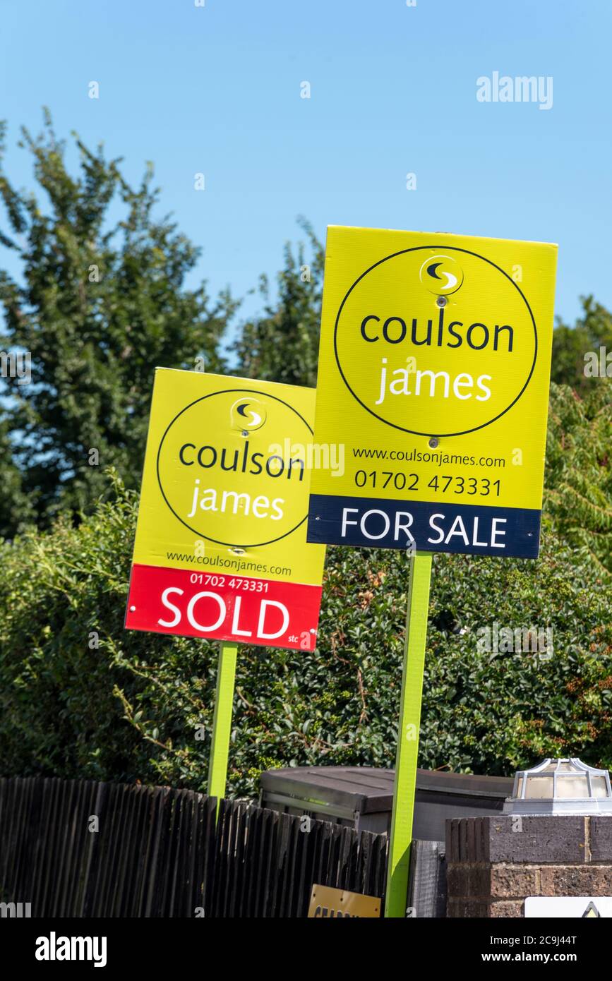 Coulson James Immobilienmakler zum Verkauf, und verkaufte Immobilienbretter. Bäume. Immobilienmarkt im exklusiven Leigh on Sea Gebiet mit grünem Hintergrund Stockfoto