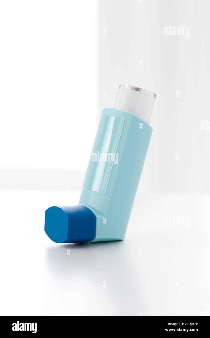 Asthma-Inhalator vor weißem Hintergrund. Stockfoto