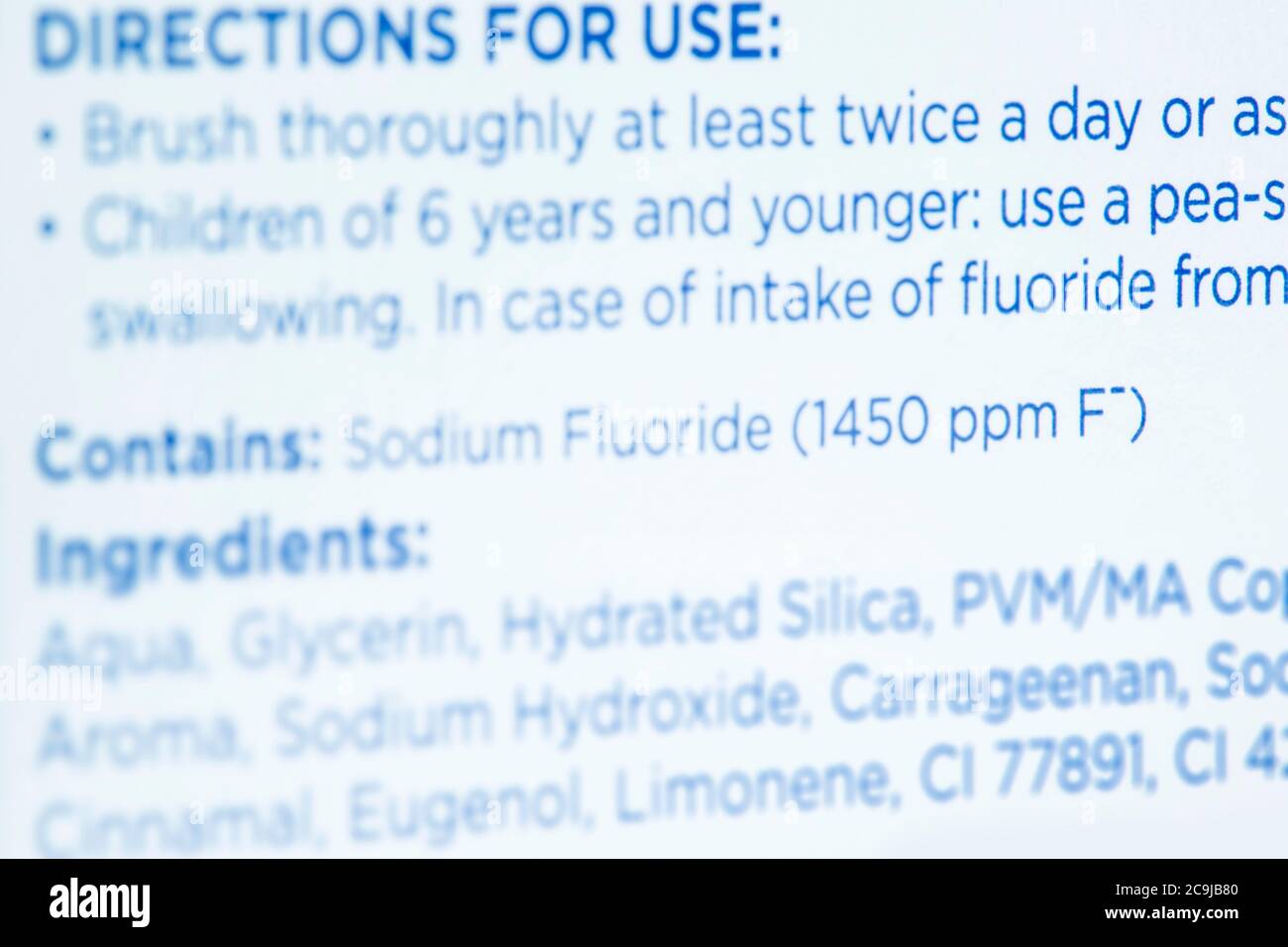 Zutaten für die Zahnpasta für Kinder und Gebrauchsanweisung. Stockfoto