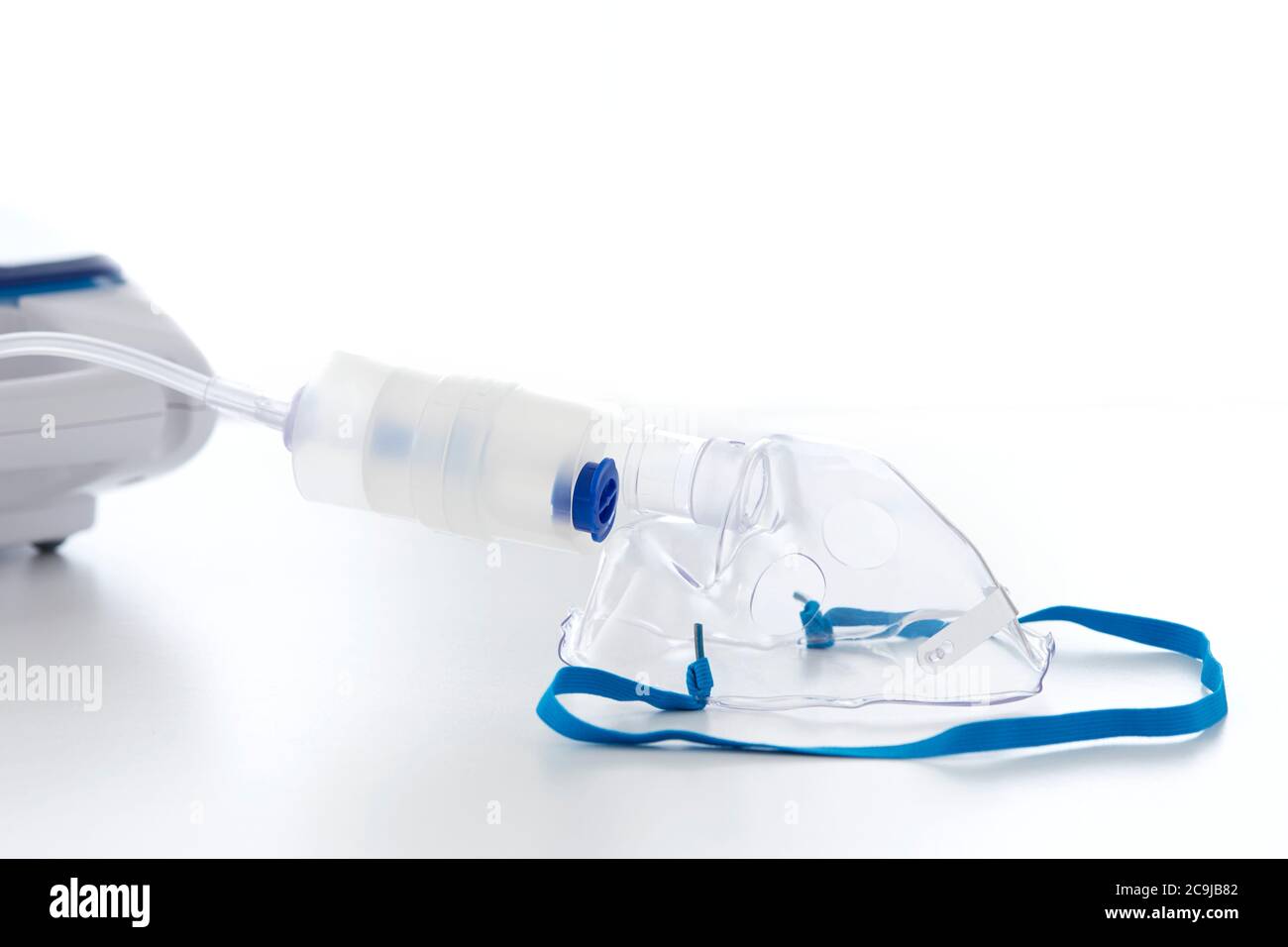 Asthma-Vernebler vor weißem Hintergrund. Stockfoto