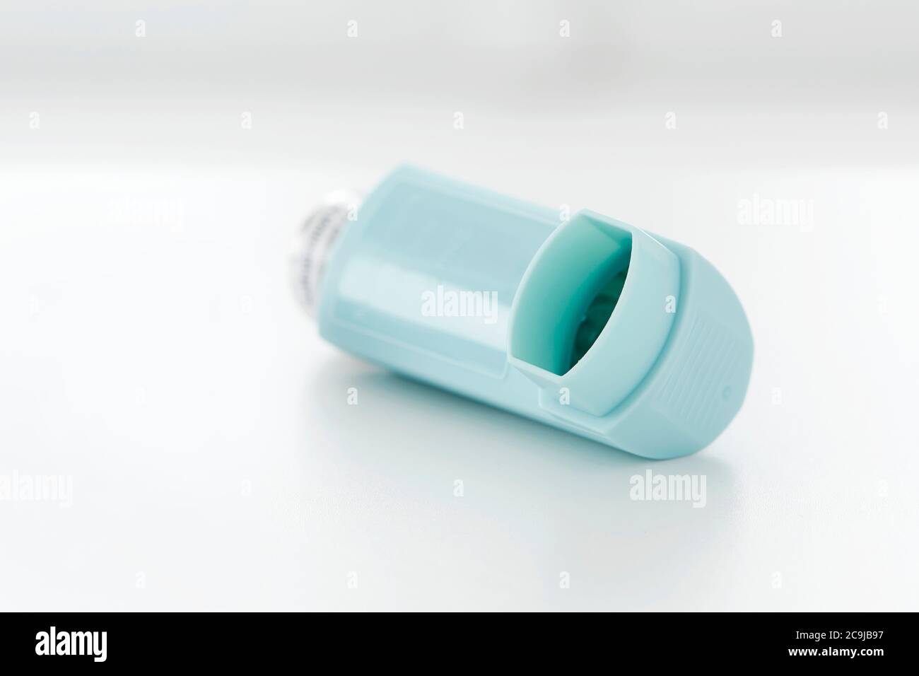 Asthma-Inhalator vor weißem Hintergrund. Stockfoto