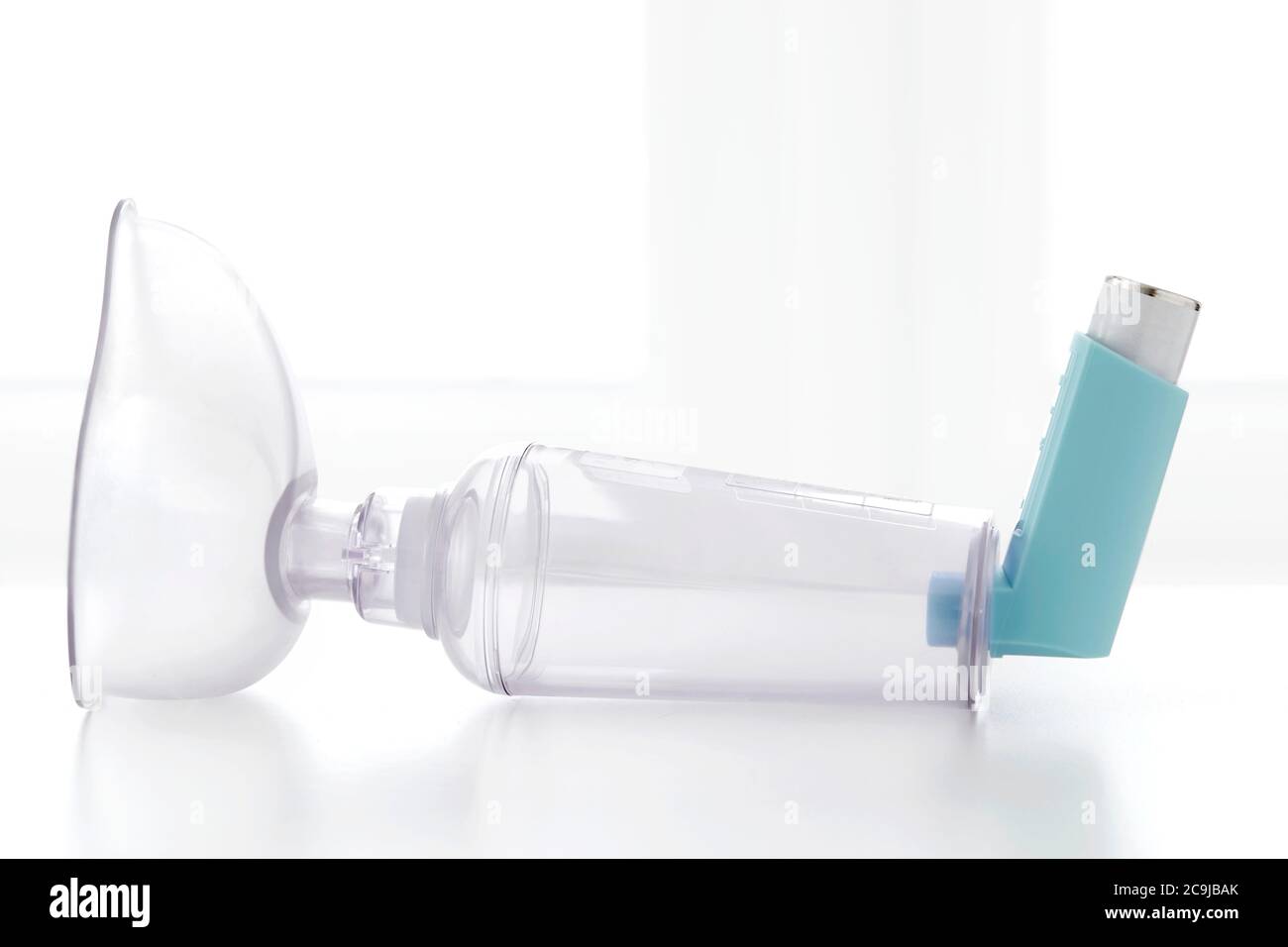 Asthmadistanzstück vor weißem Hintergrund. Stockfoto