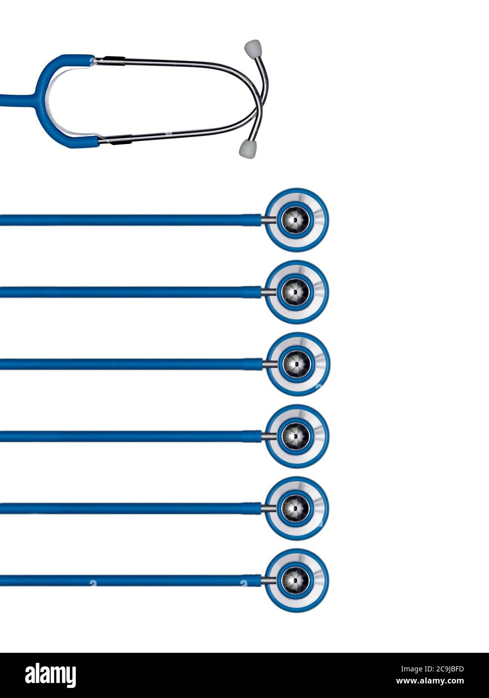 Stethoskope in einer Reihe vor weißem Hintergrund. Stockfoto