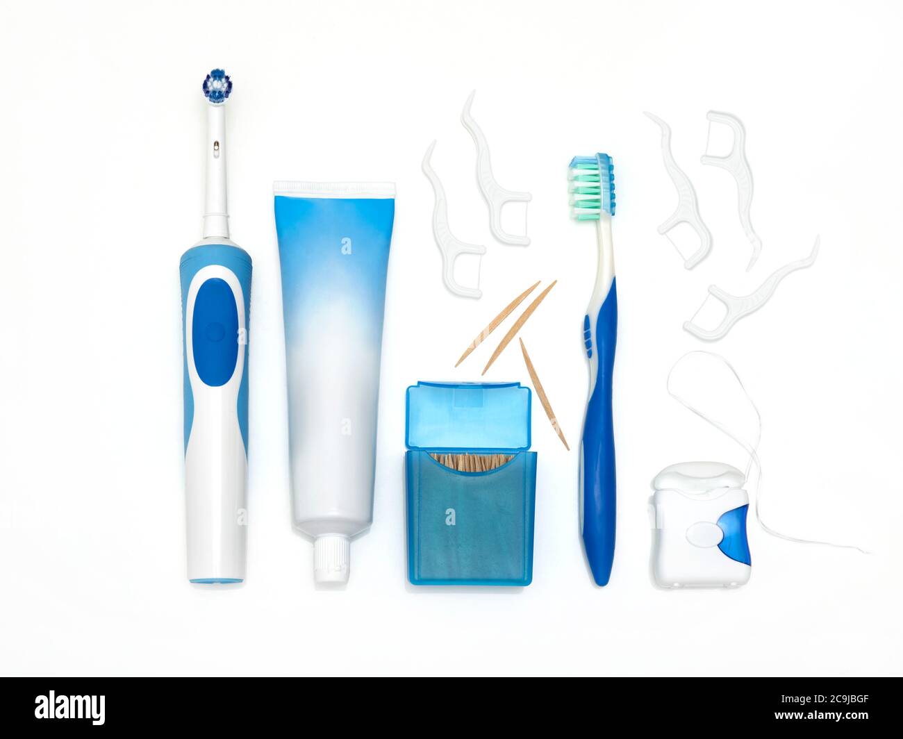 Zahnärztliche Ausrüstung vor weißem Hintergrund. Stockfoto