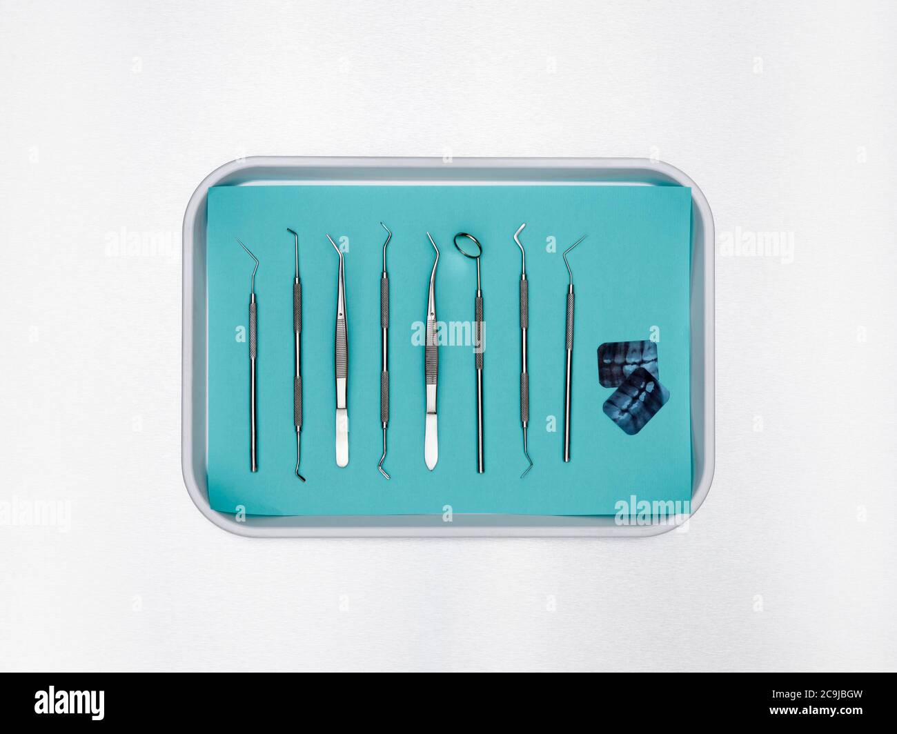 Zahnärztliche Ausrüstung in einem Tablett vor weißem Hintergrund. Stockfoto