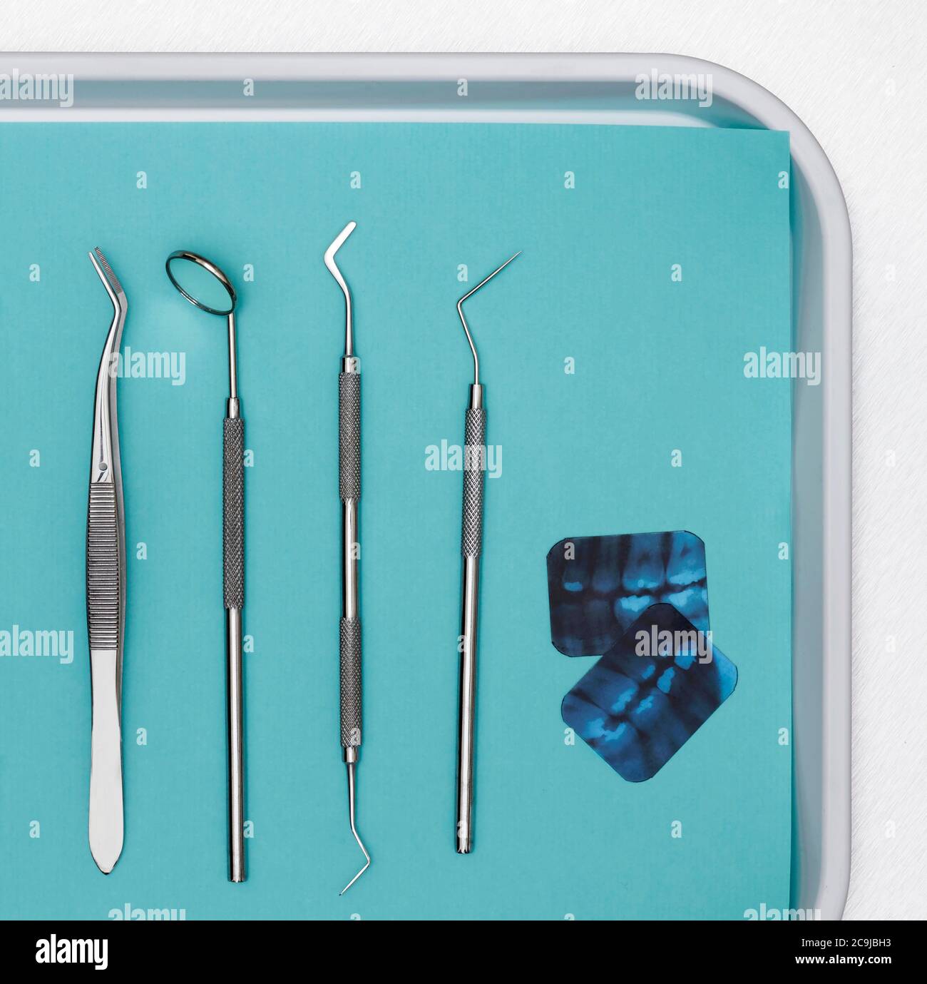 Zahnärztliche Ausrüstung in einem Tablett Stockfoto