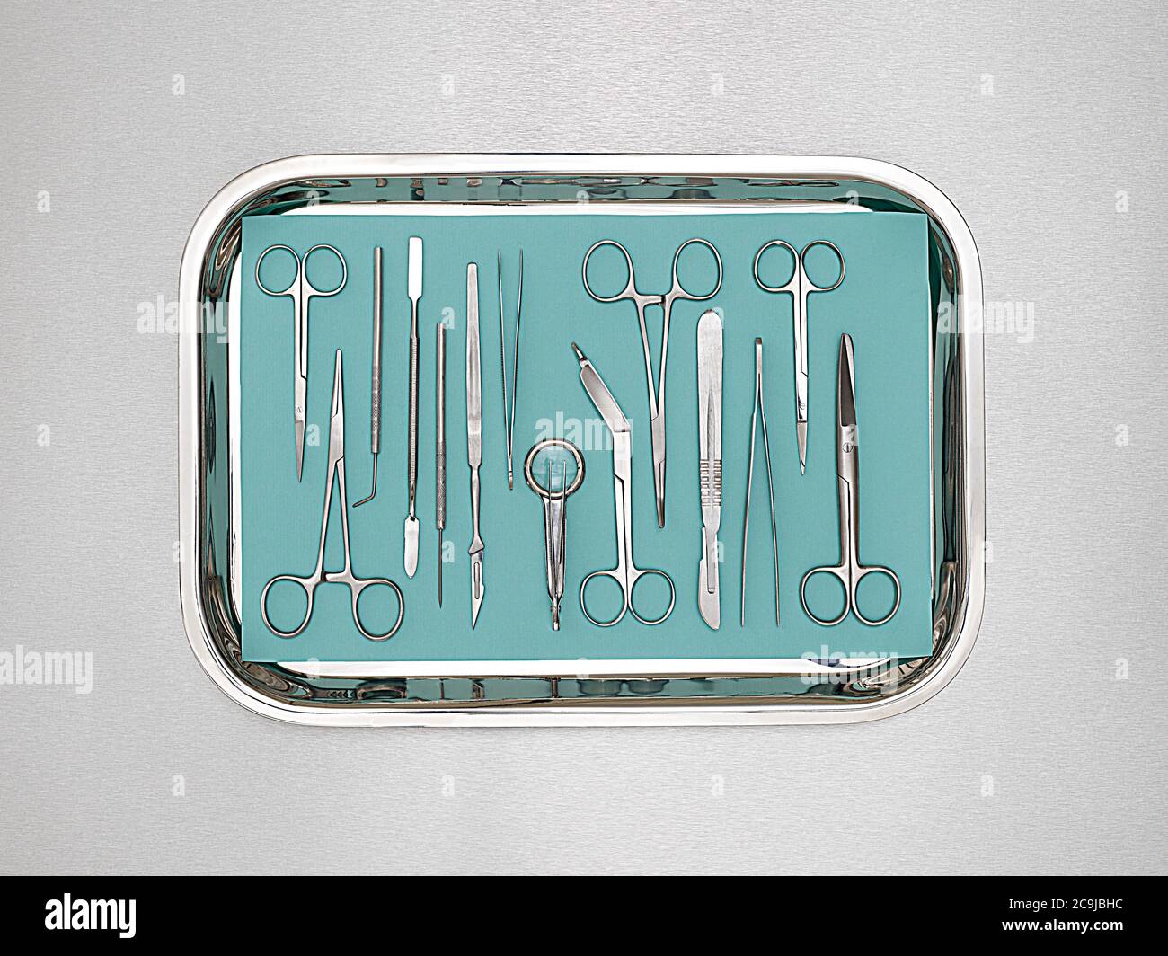 Chirurgische Ausrüstung in einem Tablett vor weißem Hintergrund. Stockfoto