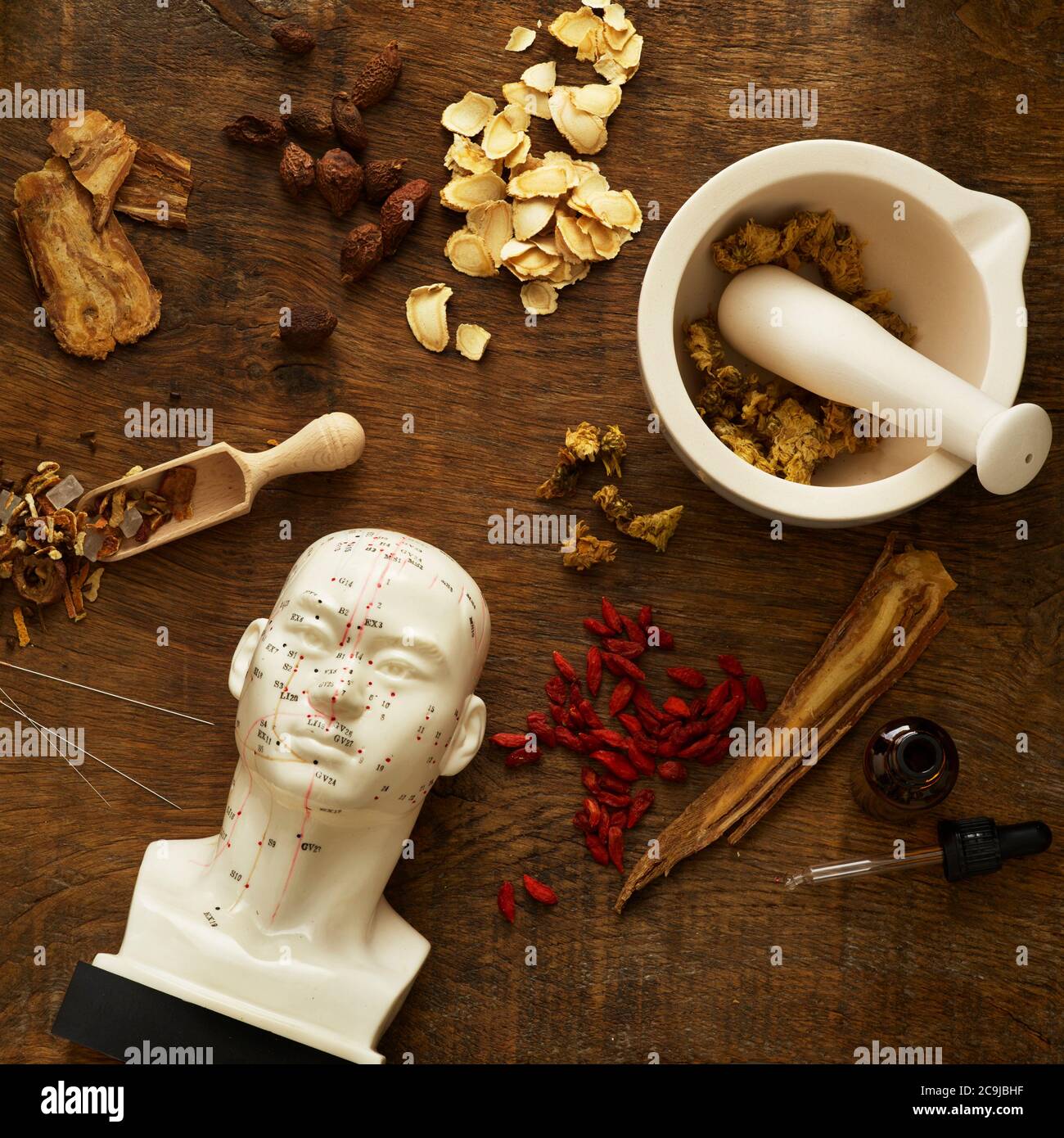 Kräuter und Geräte für die alternative Medizin verwendet. Stockfoto